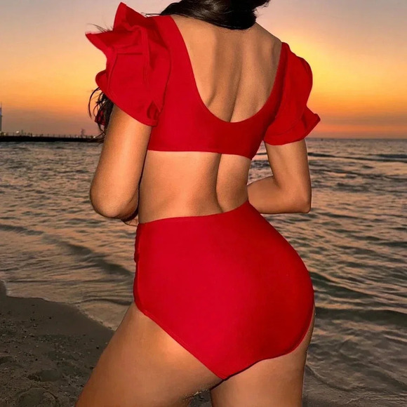 Red Sexy Women's V-Neck Bikini Set With Metallic Buckle & Ruffled Hem Design - Picture 3 of 5